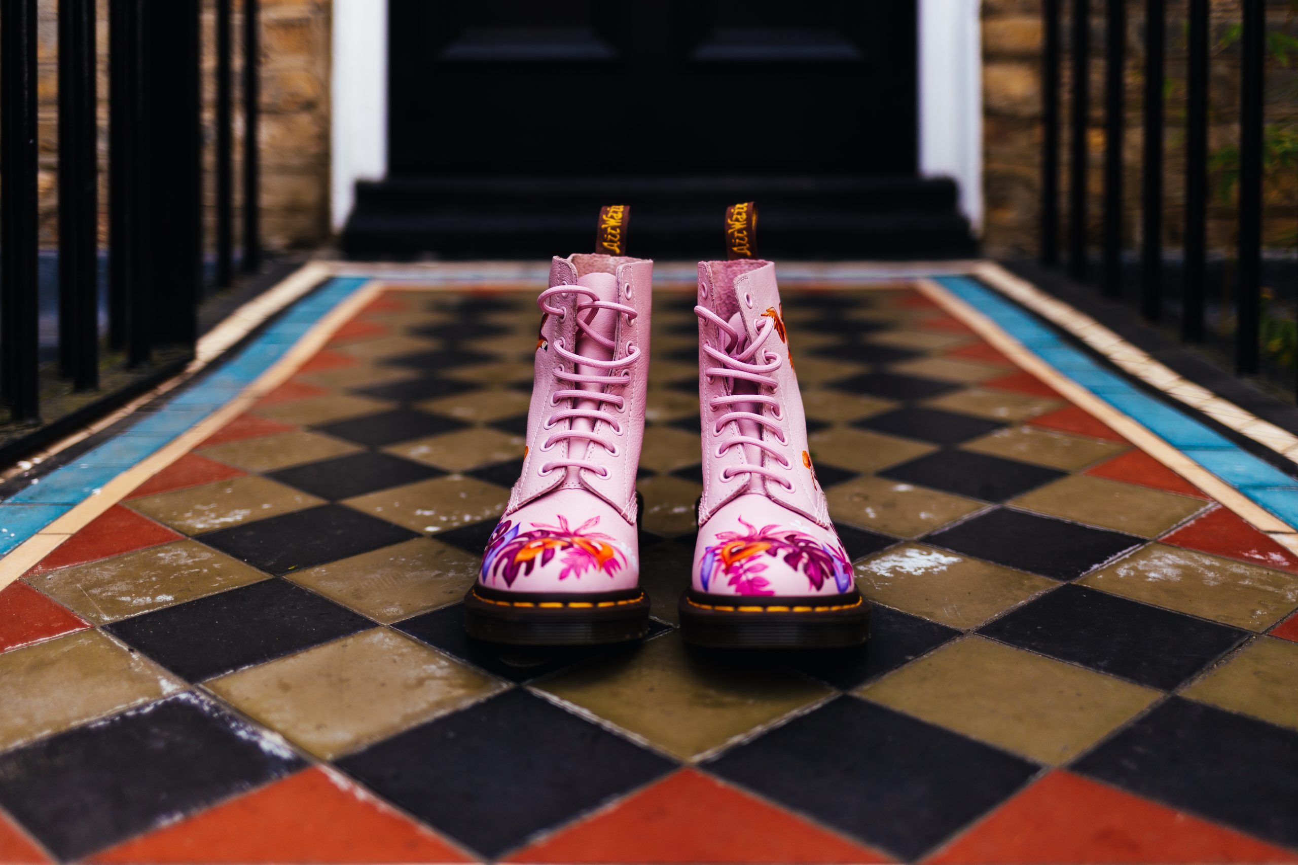 Relaxed Wedding Relaxed Wedding - Super Cool wedding Dr Martens in pink