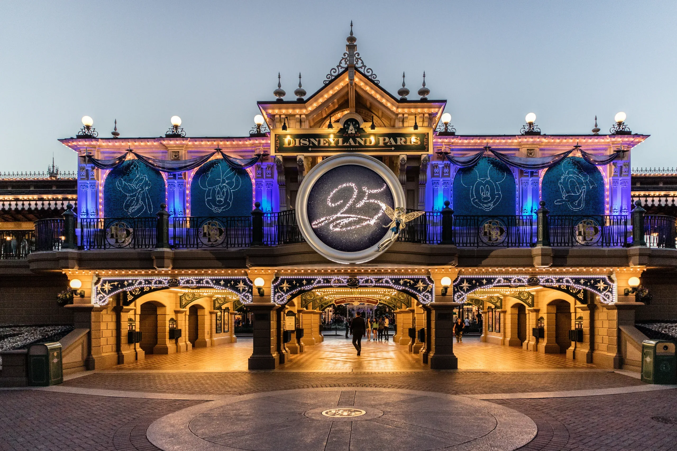Planning your Disneyland Paris Hen Do - Picture of the entrance to Disneyland during the 25th anniversary
